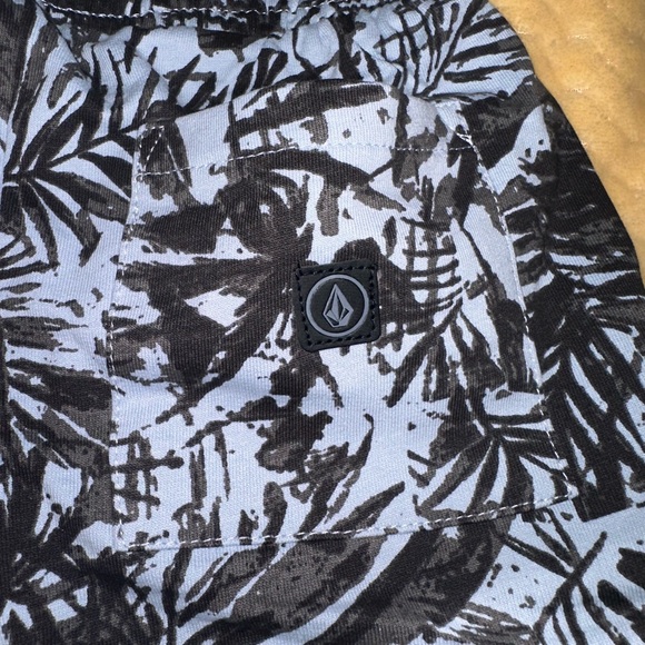 Volcom size 4t 2-sets - Picture 4 of 10